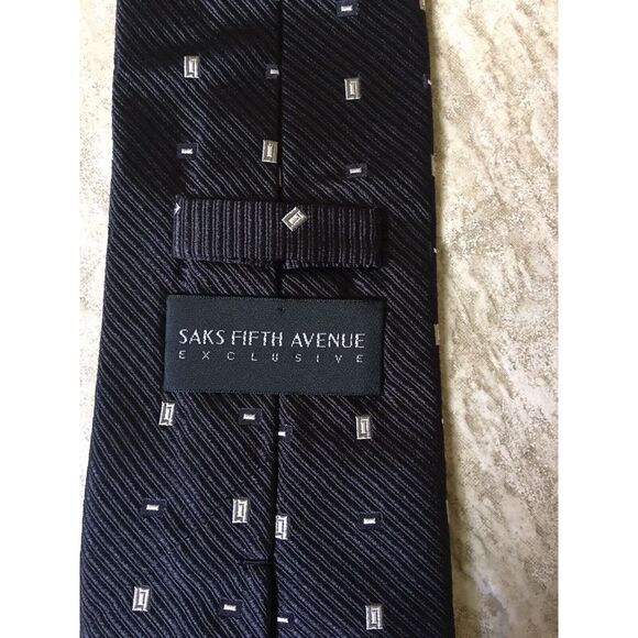 SAKS FIFTH AVENUE‎ EXCLUSIVE BLACK SILK NECKTIE TIE 100% Silk made in Italy - Picture 1 of 1